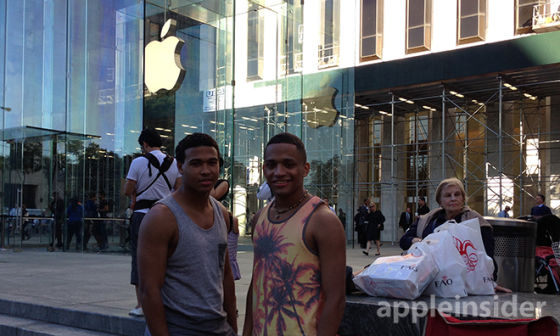 紐約蘋果旗艦店已有果粉提前排隊搶購iPhone